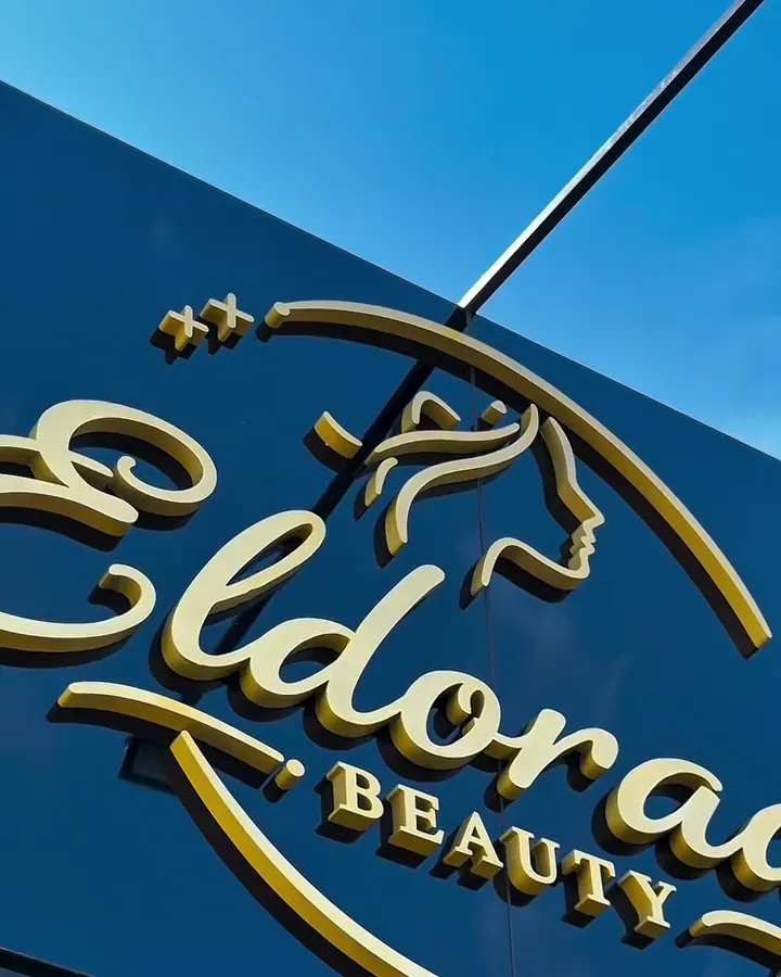 Fachada azul com o letreiro dourado Eldorado Beauty