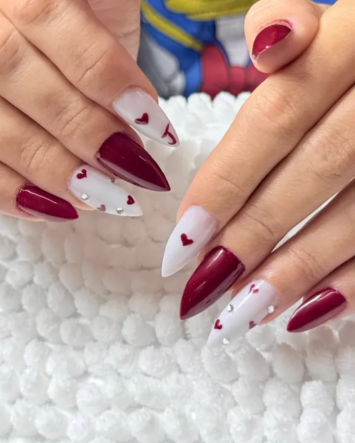 Unhas vermelhas e brancas com corações